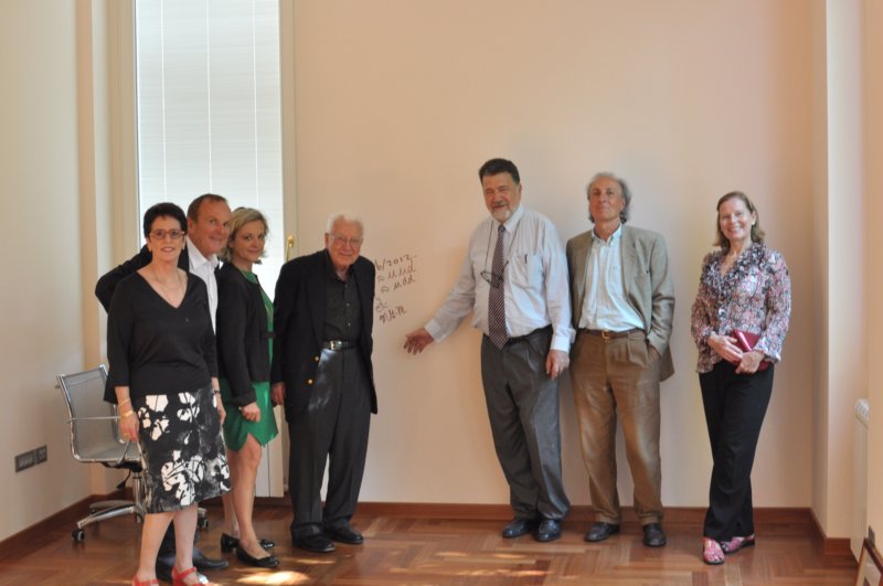 with Murray Gell-Mann and his lady friend Michelle Gaugy (left), Agnès Rampal
                                        (Maire-Adjoint déléguée à l´Enseignement Supérieur et aux Rapatriés), Remo
                                        Ruffini, Thibault Damour, and Annemarie Kleinert in Villa Ratti, Nizza during
                                        Gell-Mann's visit in June 2012 signing Villa Ratti's wall of fame